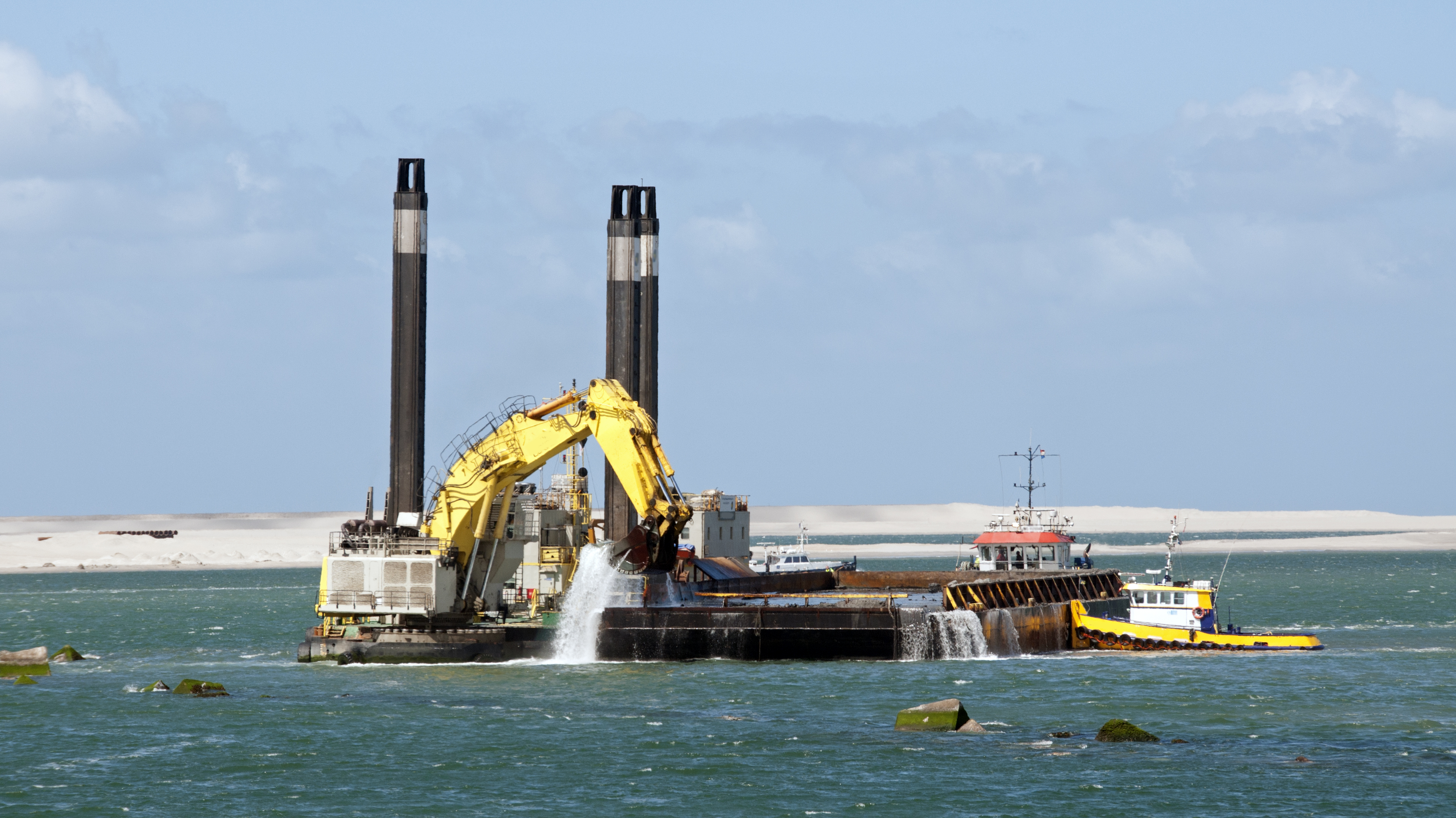 Dispersão de pluma de dragagem portuária e evolução de feição de bota-fora em Barra do Riacho, ES